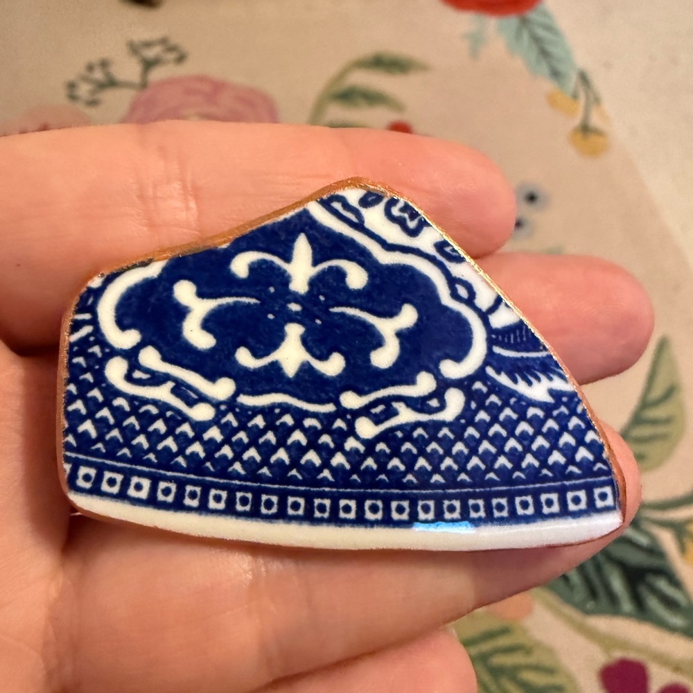Vintage Blue White Ceramic Shard Brooch Gilded Edge Chinoiserie‎ Sea Pottery Pin
